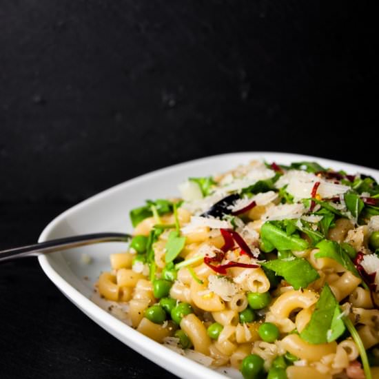 Pasta risotto with peas and bacon
