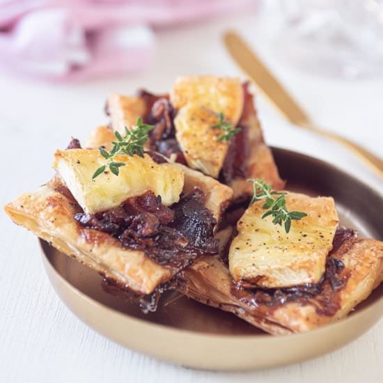 Puff pastry Brie bites with bacon