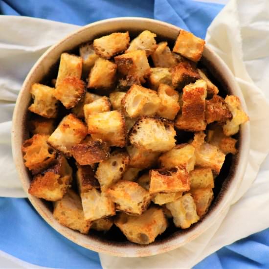 Cheesy Vegan Croutons