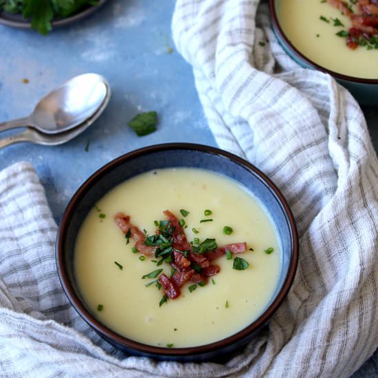 Creamy potato soup with bacon bits