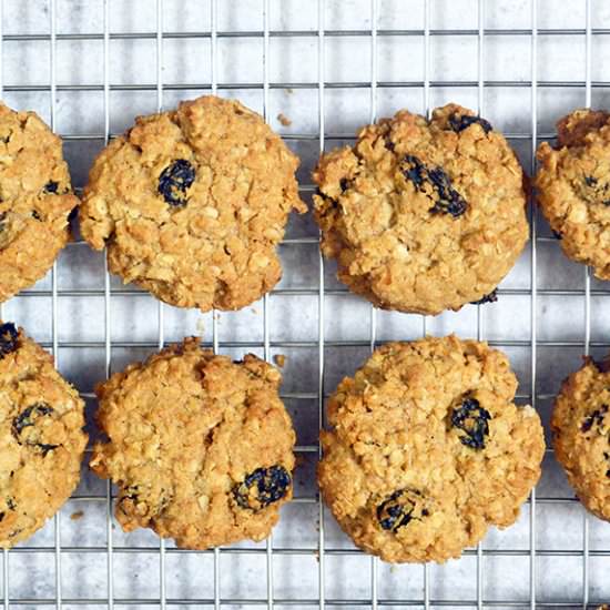Crunchy Oatmeal Raisin Cookies