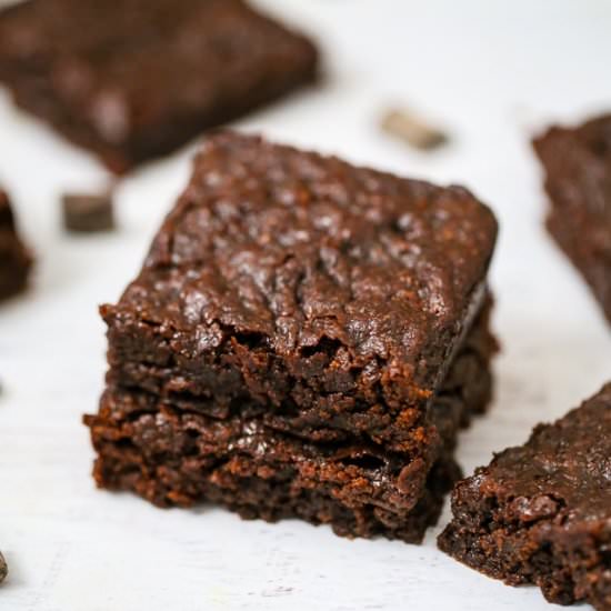 SUPER EASY FUDGY VEGAN BROWNIES
