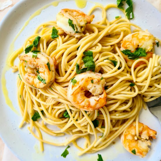 Easy garlic prawn pasta