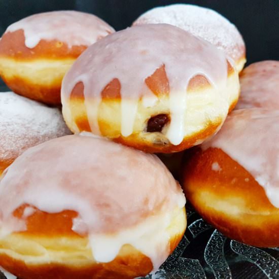 Doughnuts with rosehip marmalade