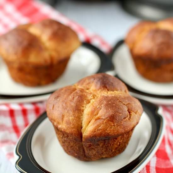 No Knead Cloverleaf Dinner Rolls