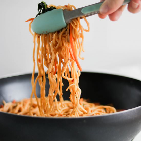 EASY VEGAN NOODLE STIR FRY