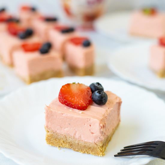 No-Bake Strawberry Cheesecake Bars