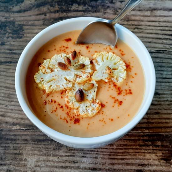 Creamy cauliflower and paprika soup