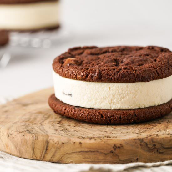 ICE CREAM COOKIE SANDWICH