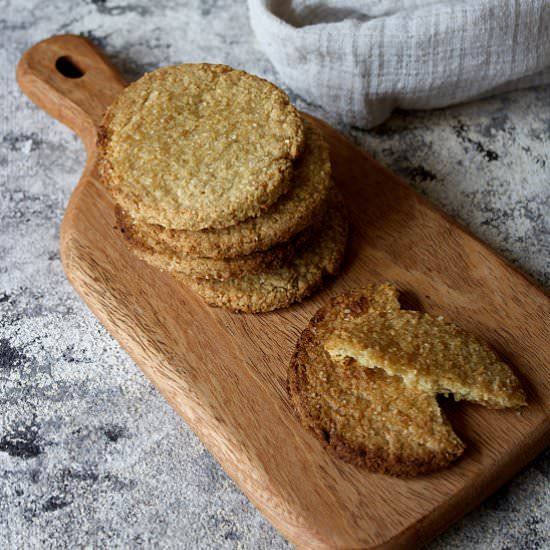 Crispy caramelized coconut biscuits