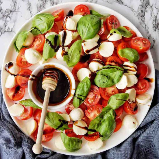 Caprese Salad (6 ingredients)
