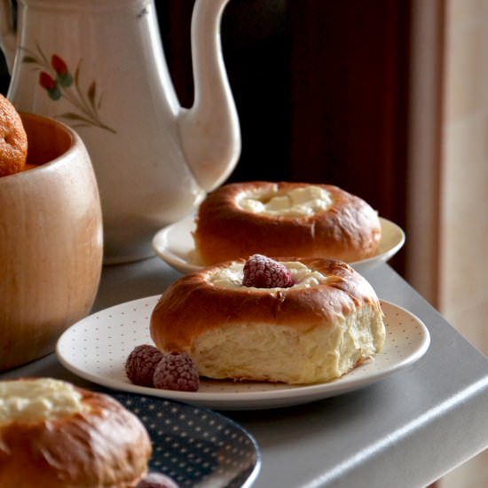 Soft brioche buns with ricotta