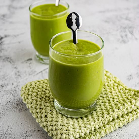 Green smoothie with coconut water