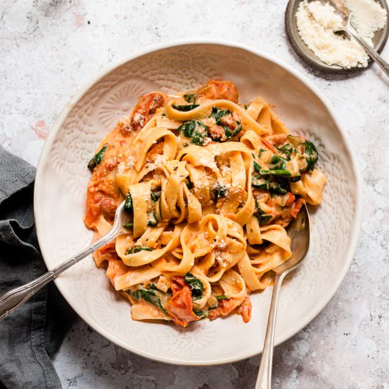 Easy Creamy Roasted Tomato Pasta