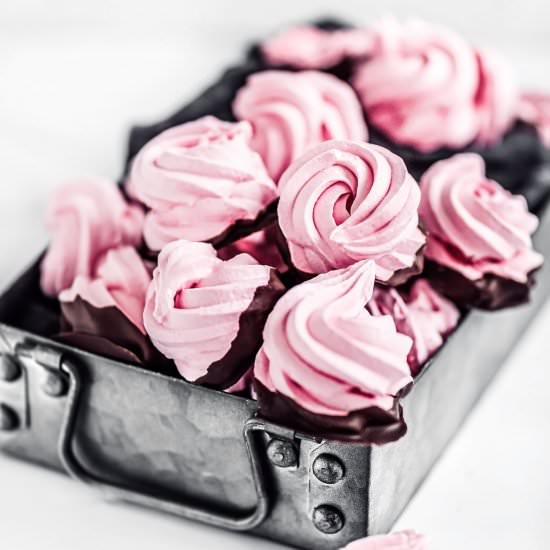 Chocolate raspberry meringue cookie