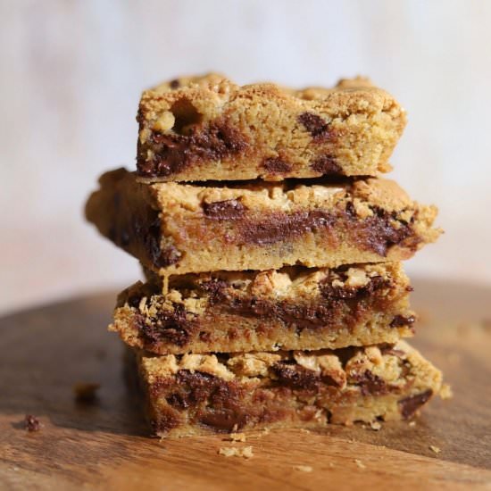 CHOCOLATE CHIP BLONDIES