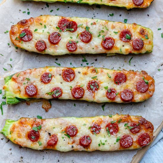 LOW CARB ZUCCHINI PIZZA BOATS