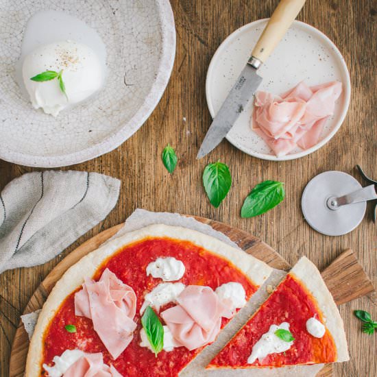 Tomato pizza with burrata and ham