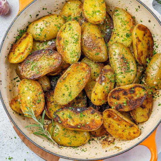 GARLIC ROASTED POTATOES SKILLET