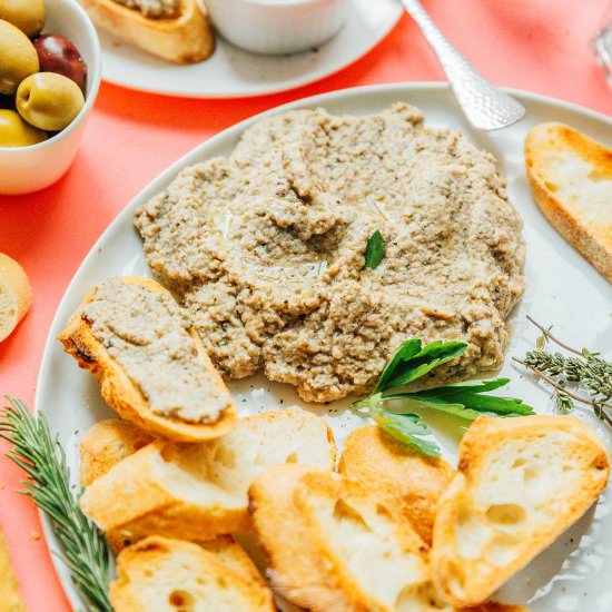 Easy Mushroom Pâté (Vegetarian!)