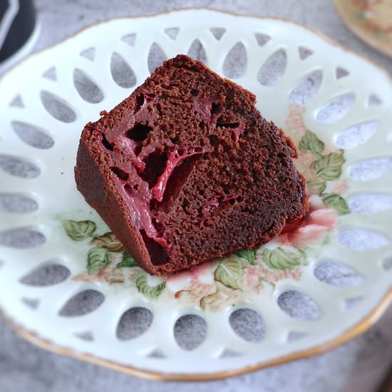 Chocolate cake with strawberries