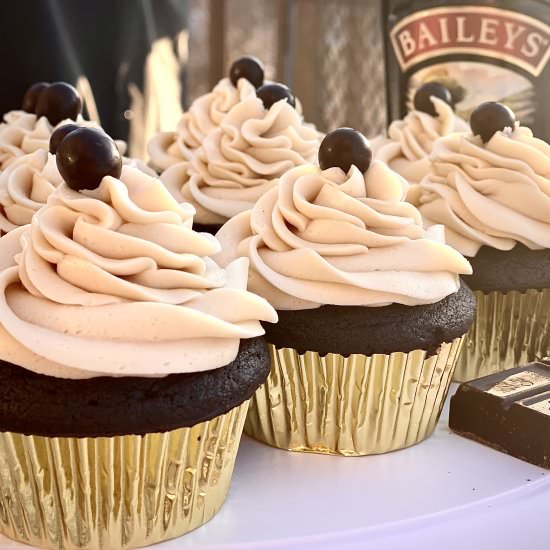 Boozy Baileys Mudslide Cupcakes