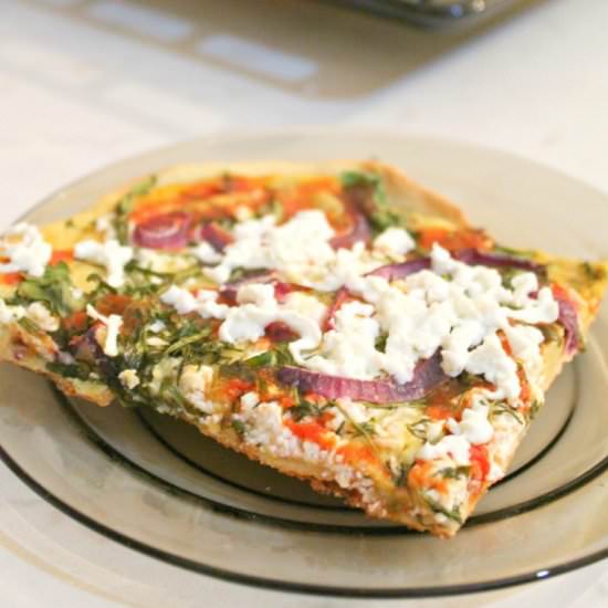 Hummus pizza with feta & arugula