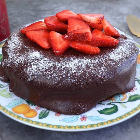 Strawberry cake chocolate frosting