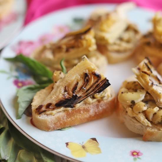 Crostini with hummus & artichokes