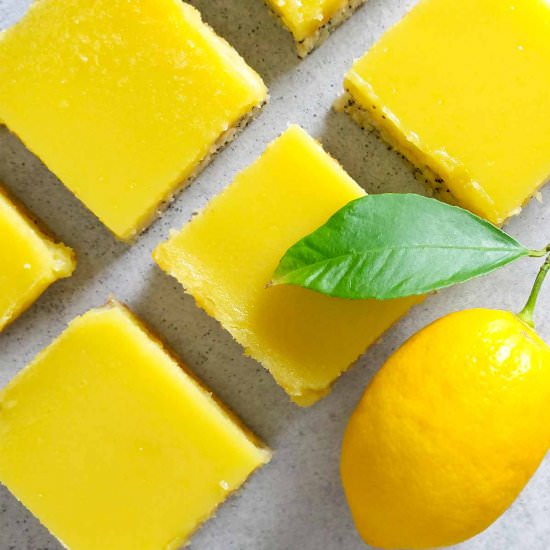 Lemon bars with poppy seed crust