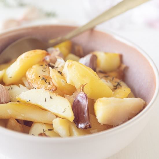 Roast potatoes with thyme