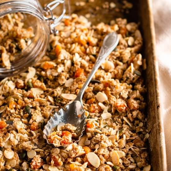 Cinnamon granola with apricots