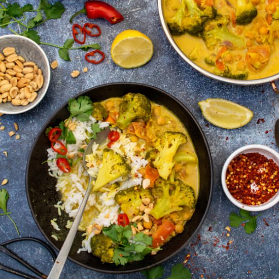 Broccoli Curry with Chickpeas