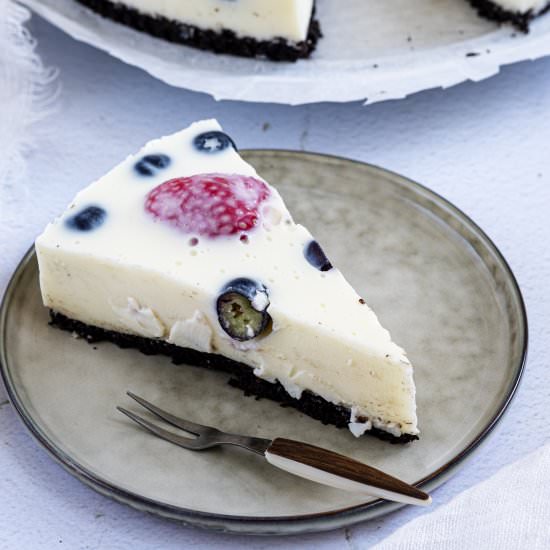 Making fruit pie with yogurt