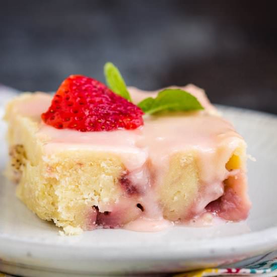 Fresh Strawberry Yogurt Cake