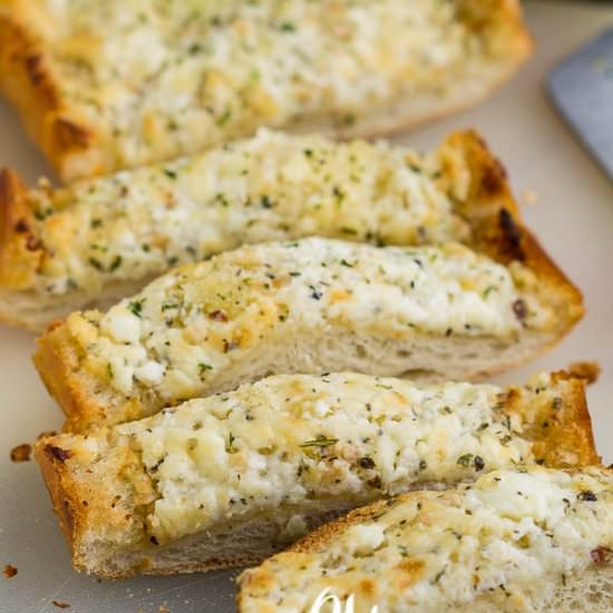 EASY CHEESY GARLIC BREAD