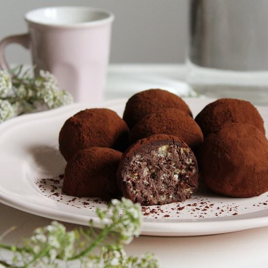 Ricotta truffles and biscuits