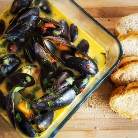 MUSSELS IN SAFFRON WHITE WINE SAUCE