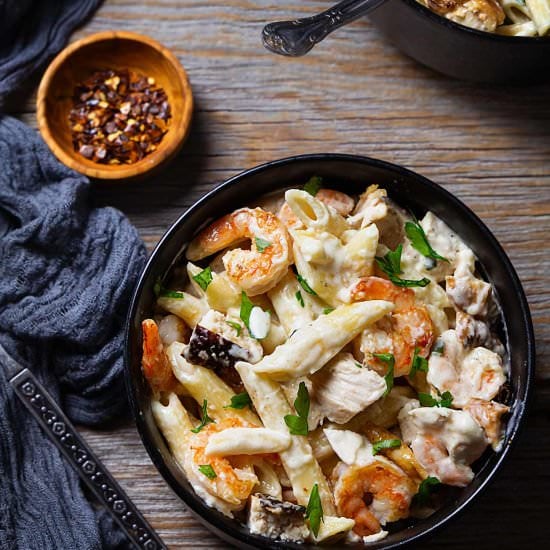 Pasta Alfredo With Chicken & Shrimp