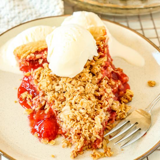 Strawberry Rhubarb Crumble Pie