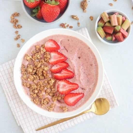 Strawberry Rhubarb Smoothie Bowl