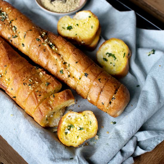 4 Ingredient Vegan Garlic Bread