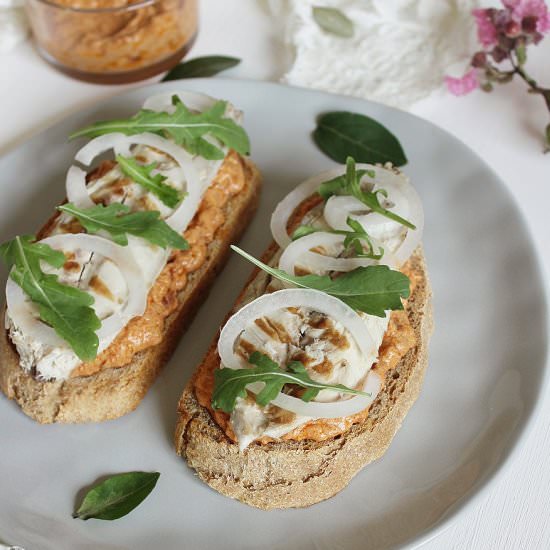 Wholemeal croutons with mackerel