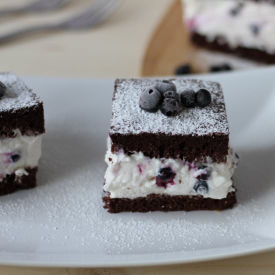 Yoghurt cake with bilberries