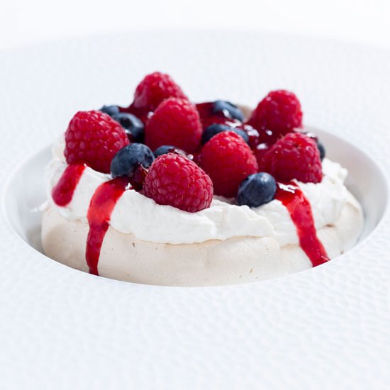 Berry Pavlova w Raspberry Sauce