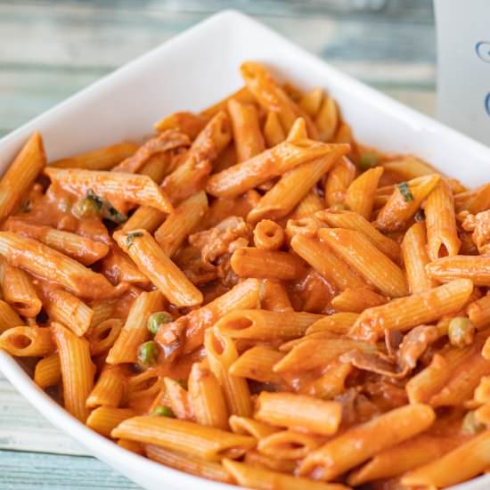 Penne alla Vodka prosciutto, peas
