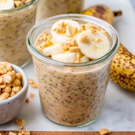 PEANUT BUTTER BANANA OVERNIGHT OATS