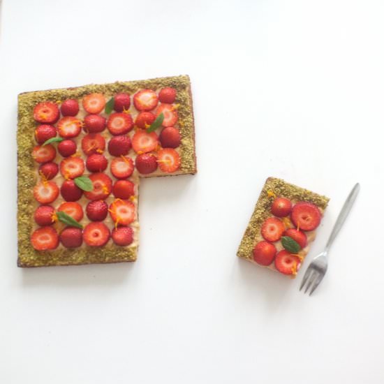 Strawberry tart with caramel cream