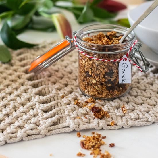 HOMEMADE CRUNCHY GRANOLA