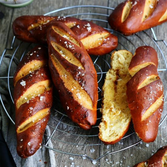 Laugenstangen Pretzel Sticks with B